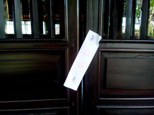 Đầu giờ chiều 1/3, chủ đầu tư đã niêm phong cửa chính khu lễ tân. Ảnh: Võ Hải. Đầu giờ chiều 1/3, chủ đầu tư đã niêm phong cửa chính khu lễ tân. Ảnh: Võ Hải.