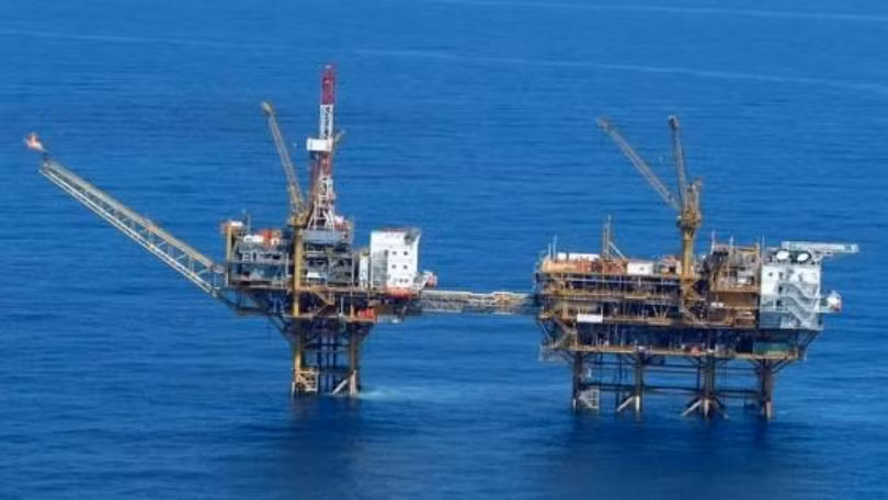 Một giàn khoan khí đốt của Trung Quốc tại vùng biển tranh chấp với Nhật Bản. Ảnh do hải quân Lực lượng phòng vệ Nhật Bản chụp ngày 19/9/2005.