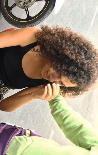 Cô gái òa khóc sau khi tỉnh lại vì bị giật túi xách. Ảnh: A.X