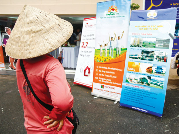 Nhà đất đổ dốc ngay khi ngân hàng siết vốn? ảnh 1