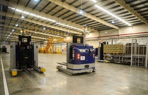 Robot tự hành trong khuôn viên nhà máy.