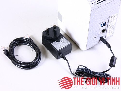Adapter cấp nguồn và cáp mạng đi kèm.