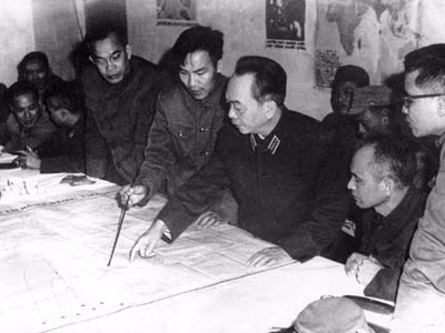 Đại tướng Võ Nguyên Giáp tại Sở chỉ huy Quân chủng Phòng không - Không quân ngày 28/12/1972. Đại tướng Võ Nguyên Giáp tại Sở chỉ huy Quân chủng Phòng không - Không quân ngày 28/12/1972.