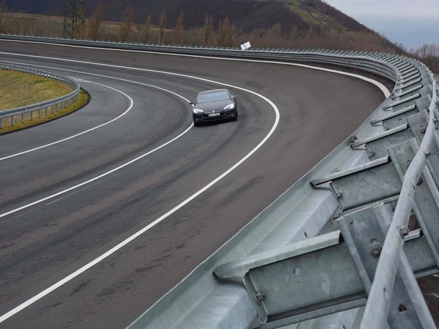 7 tính năng cách mạng xe ô tô chỉ bằng cập nhật phần mềm của Tesla ảnh 7