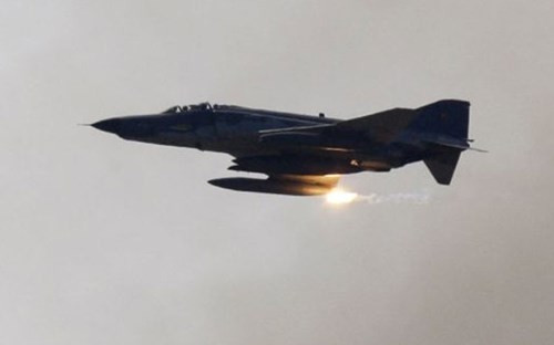 Máy bay F-4 là loại chiến đấu cơ hộ tống Mỹ sử dụng trong chiến tranh Việt Nam. Máy bay F-4 là loại chiến đấu cơ hộ tống Mỹ sử dụng trong chiến tranh Việt Nam.