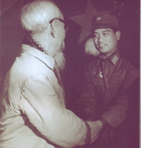 Phi công Nguyễn Văn Cốc báo công với Bác Hồ. Phi công Nguyễn Văn Cốc báo công với Bác Hồ.