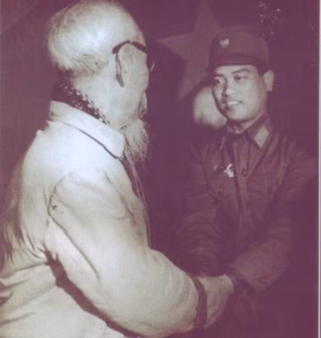 Phi công Nguyễn Văn Cốc báo công với Bác Hồ.