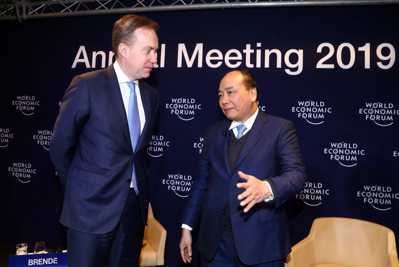 Thủ tướng Nguyễn Xuân Phúc và Chủ tịch WEF Borge Brende (Ảnh: TTXVN)