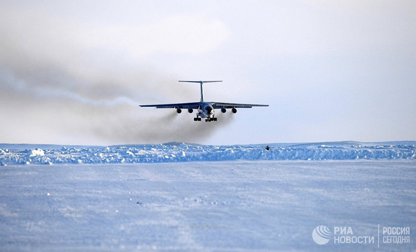 Máy bay IL 76 chở đoàn chuẩn bị hạ cánh