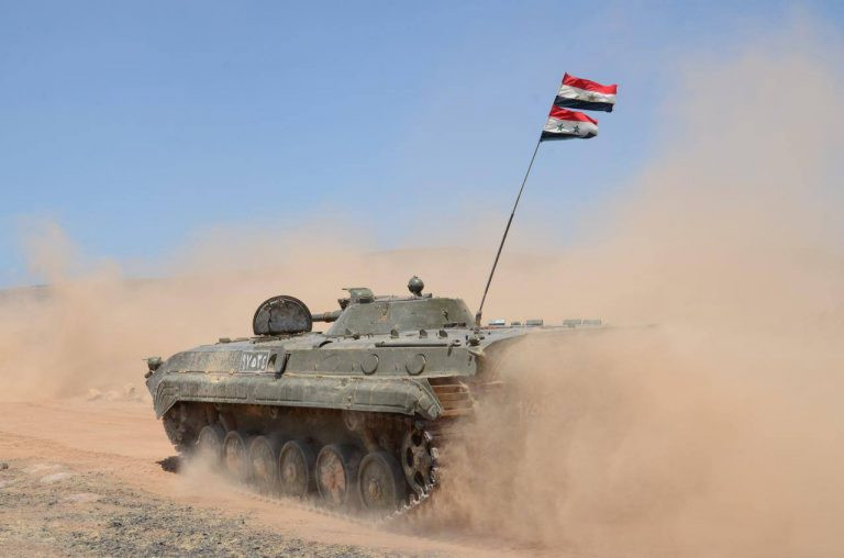 Xe thiết giáp BMP-1 quân đội Syria tiến công trên chiến trường Hama - ảnh minh họa Masdar News