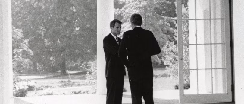 John F. Kennedy gặp anh trai, cựu Tổng chưởng lý Robert F. Kennedy, tại Nhà Trắng ở Washington. REUTERS / Cecil Stoughton / Nhà Trắng / Thư viện Tổng thống John F. Kennedy.