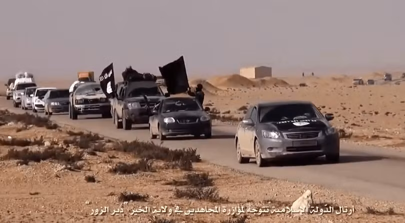 Đoàn xe lực lượng khủng bố IS trên chiến trường Raqqa - ảnh BBC News