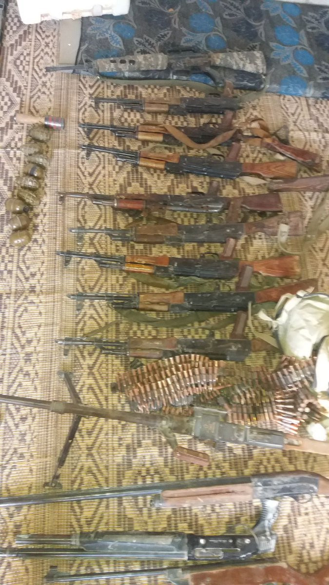 Vũ khí cá nhân, được cho là chiến lợi phẩm trong cuộc chiến đấu với lực lượng khủng bố ở At - Tanf