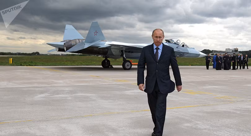 Tổng thống Nga V.Putin kiểm tra chiếc Su-57 (T-50) khi đang đương nhiệm thủ tướng Nga - ảnh Sputnik