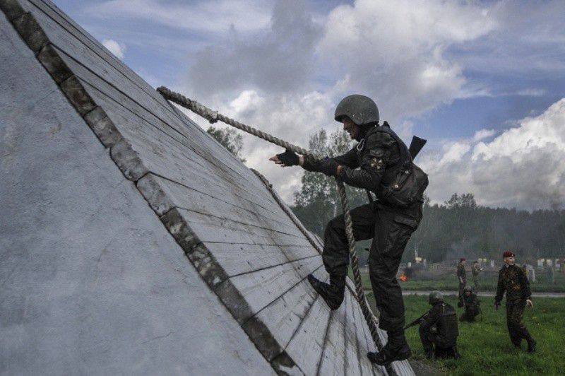 Nghẹt thở xem Nga rèn lính đặc nhiệm “mũ đỏ” (ảnh - video) ảnh 2