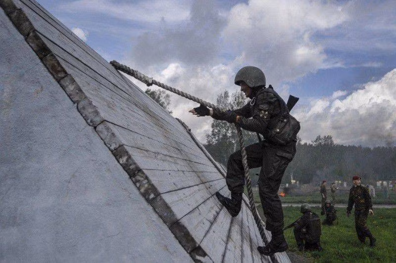 Nghẹt thở xem Nga rèn lính đặc nhiệm “mũ đỏ” (ảnh - video) ảnh 2