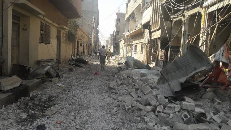 Một đường phố Deir Ezzor, hoàn toàn tan hoang sau cuộc chiến dữ dội giải phóng thành phố này, ảnh video Masdar News