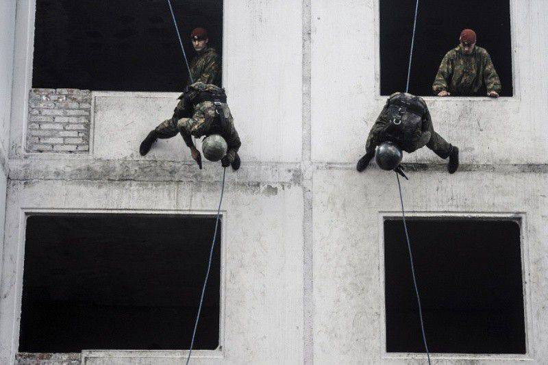 Nghẹt thở xem Nga rèn lính đặc nhiệm “mũ đỏ” (ảnh - video) ảnh 11