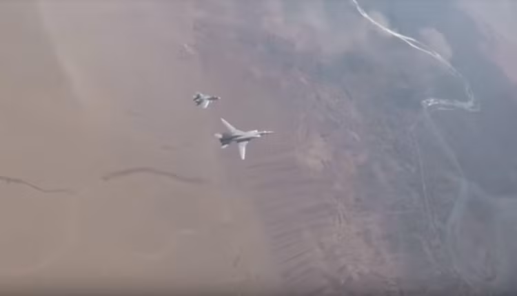 Máy bay ném bom chiến lược tầm xa Tu22M3 và tiêm kích Su-30SM trên không phận Deir Ezzor - ảnh video minh họa