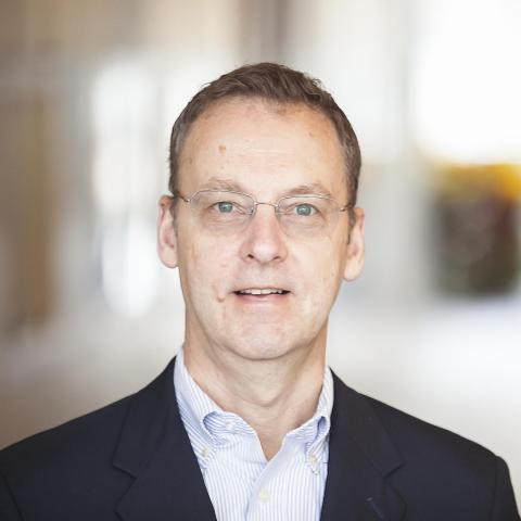 Cựu quan chức Fed Joseph E. Gagnon