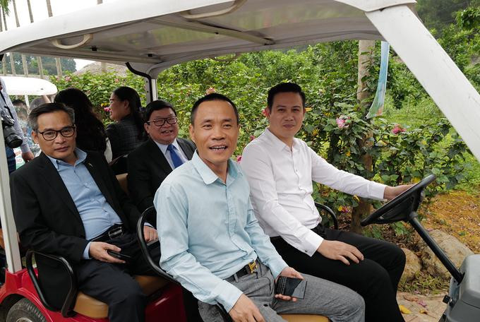 Ông Phạm Văn Tam cùng ông Lê Như Toản – Chủ tịch HĐQT T&T 159 Group đưa quan khách tham quan trang trại bằng xe điện (Ảnh: VNExpress) Ông Phạm Văn Tam cùng ông Lê Như Toản – Chủ tịch HĐQT T&T 159 Group đưa quan khách tham quan trang trại bằng xe điện (Ảnh: VNExpress)