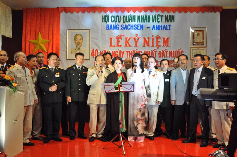 Các cựu chiến binh cùng hát vang những ca khúc cách mạng.