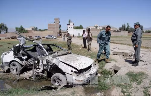 Cảnh sát Afghanistan điều tra tại hiện trường vụ đánh bom ở Nangarhar. Ảnh: THX-TTXVN