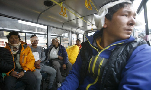 Những người Sherpa bị thương được đưa đi chữa trị. Ảnh:AP Những người Sherpa bị thương được đưa đi chữa trị. Ảnh:AP