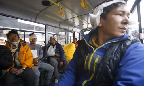 Những người Sherpa bị thương được đưa đi chữa trị. Ảnh:AP