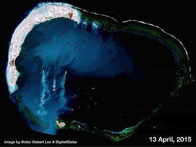 Ảnh chụp vệ tinh ngày 13/4/2015 đảo nhân tạo Trung Quốc xây dựng phi pháp trên đá Vành Khăn, quần đảo Trường Sa thuộc chủ quyền Việt Nam.