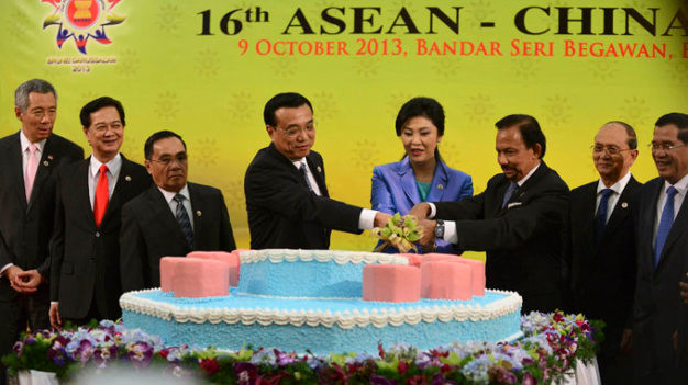 Các nhà lãnh đạo ASEAN và Thủ tướng Trung Quốc Lý Khắc Cường trong cuộc gặp chiều 9-10- 2013 tại Brunei - Ảnh: Reuters