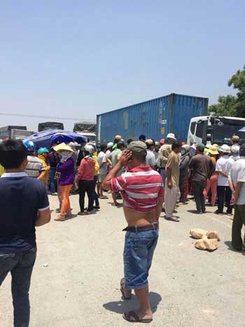 Nhiều người dân tập trung tại khu vực nhà máy nhiệt điện Vĩnh Tân. Ảnh Quế Hà