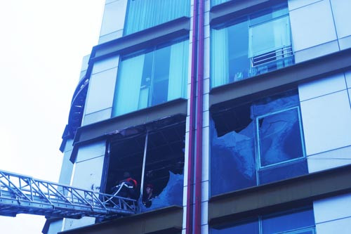 Gần một giờ sau, đám cháy được dập tắt. Ảnh:Nguyệt Triều