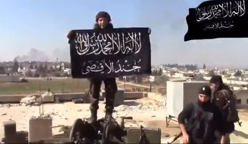Một tay súng IS giương cờ tại làng Hama. Ảnh: AFP