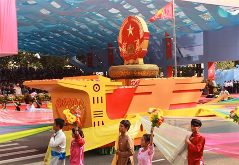 Đất nước trọn niềm vui - non sông liền một dải