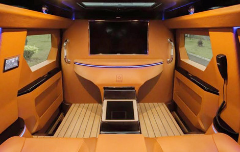 Phòng chiếu phim phía sau xe. Phòng chiếu phim phía sau xe.