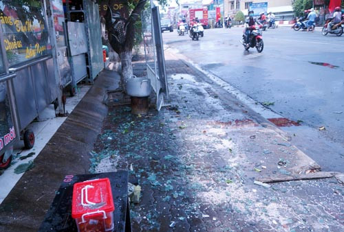 Kính tòa nhà 5 tầng nổ lớn trong vụ cháy ảnh 1