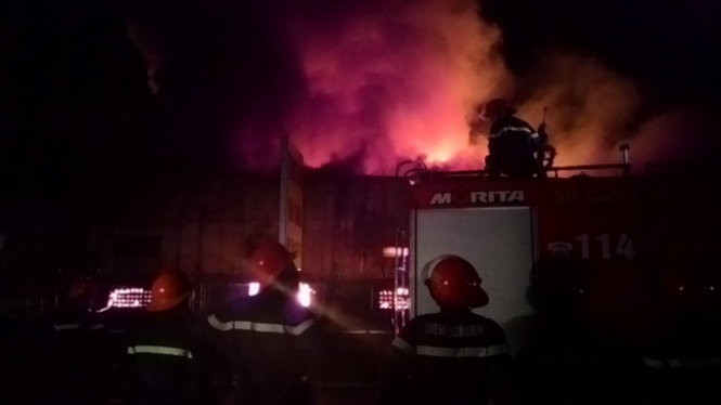 Tìm cách dập đám cháy dữ dội. Ảnh Xuân An