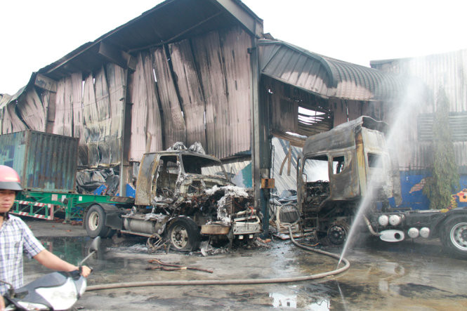 Cháy nổ dữ dội kho chứa sơn và hóa chất tại Bình Dương ảnh 1