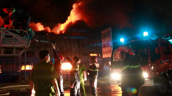 Gấp rút chữa cháy - Ảnh: Xuân An