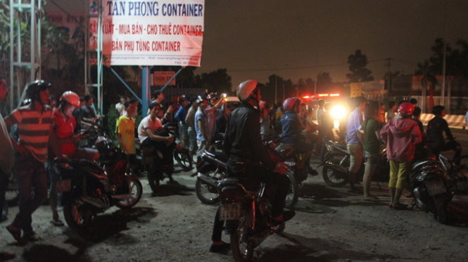 Nhiều người dân vẫn đang tập trung theo dõi đám cháy - Ảnh: Xuân An