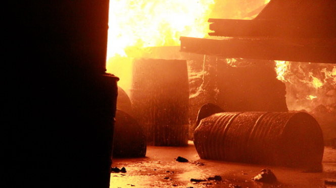 Hàng trăm thùng phuy nằm ngổn ngang bên trong kho hàng - Ảnh: Xuân An