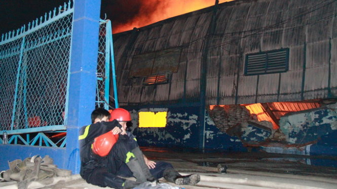 Một số chiến sĩ cảnh sát PCCC đã thấm mệt sau 5 giờ dập lửa - Ảnh: Xuân An