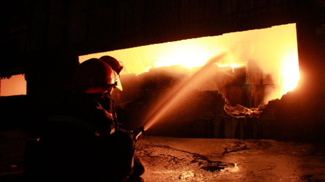 Lực lượng PCCC nỗ lực dập lửa - Ảnh: Xuân An