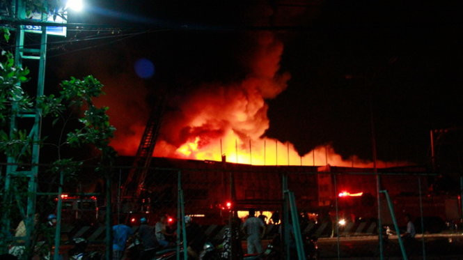 Cháy nổ dữ dội kho chứa sơn và hóa chất tại Bình Dương ảnh 4