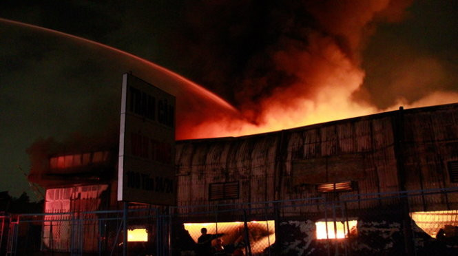 Tiếng nổ lớn kèm theo lửa cuồn cuộn bao trùm kho hàng