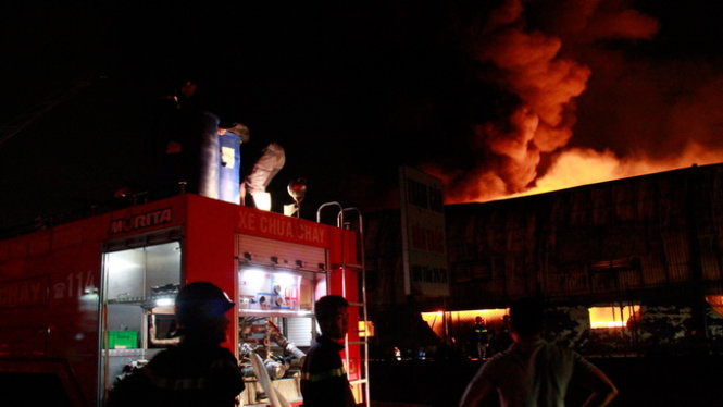 Lực lượng PCCC nỗ lực dập lửa- Ảnh: Xuân An