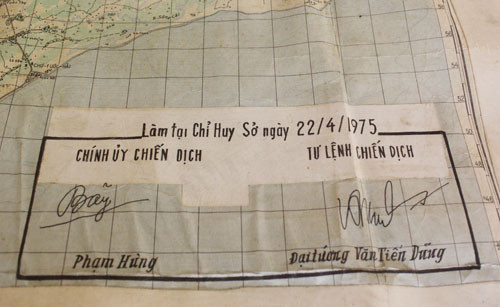 Dưới góc tấm bản đồ có chữ ký của tư lệnh và chính ủy chiến dịch Hồ Chí Minh. Ảnh:Hoàng Phương.