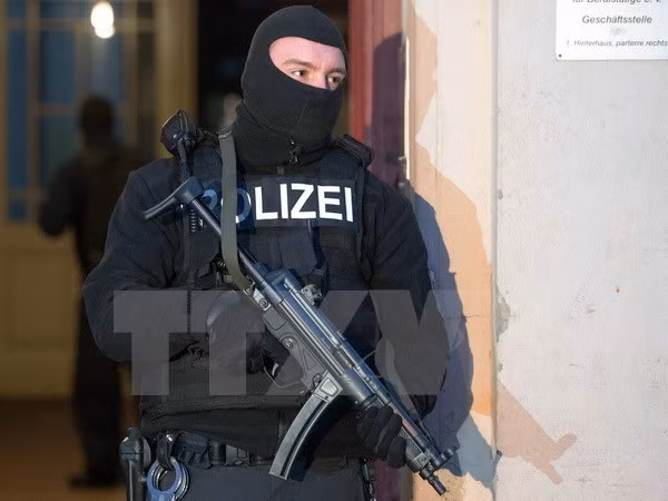 Cảnh sát Đức tham gia chiến dịch truy quét ngày 16/1 tại Berlin. (Nguồn: AFP/TTXVN)