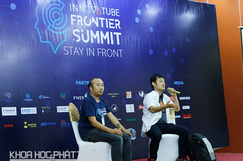 2 diễn giả Hajime Hotta - đồng sáng lập Innovatube và Kazuhiro Obara - nguyên giám đốc điều hành công ty Rakuten, Nhật Bản. Ảnh: Loan Lê 
